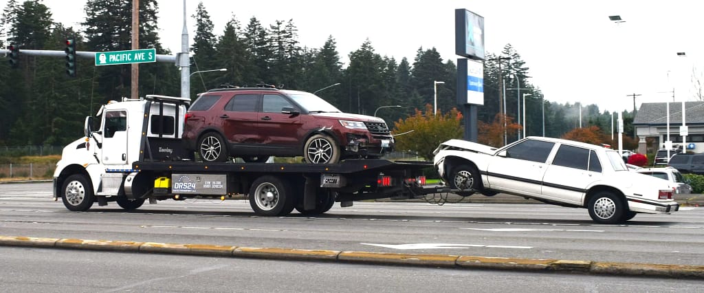 Tow Truck Removing Junk Cars for Free Pickup Services - Save Money on Junk Auto Removal